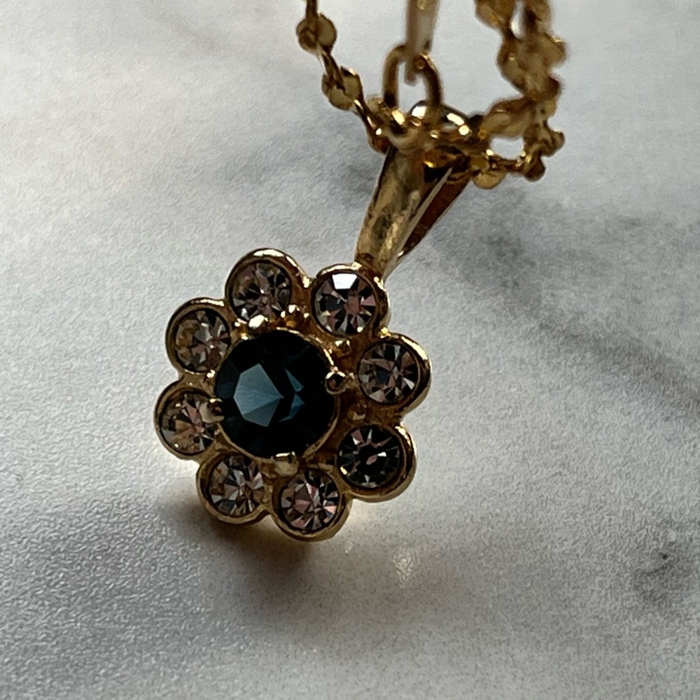Dainty Gold blue sapphire flower Necklace classic stunning simple elegant babe - Picture 5 of 16